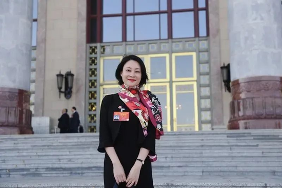 聚焦两会|打造“零碳工厂”、白酒出海、科技创新平台，两会酒业代表进行时
