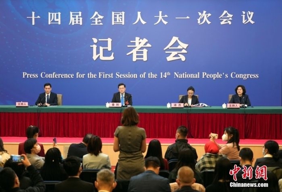 120分钟记者会，中国外交向世界递出“三本书”