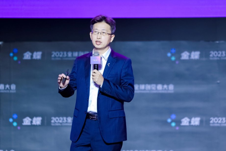 两大巨头竞速垂直大模型！金蝶、用友争夺AI，“谁先发布并不是最关键”？