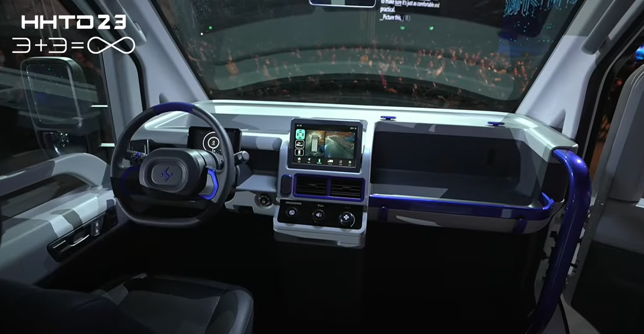 富士康推出量产版 Model B 电动汽车和商务车 Model N