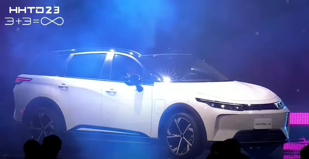 富士康推出量产版 Model B 电动汽车和商务车 Model N