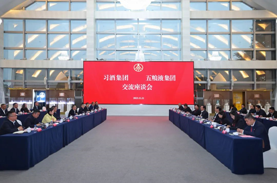 习酒董事长张德芹率队赴五粮液交流考察，共同促进行业新的发展