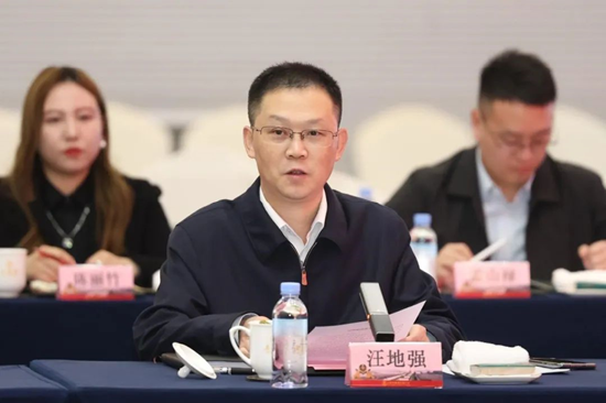 习酒董事长张德芹率队赴五粮液交流考察，共同促进行业新的发展