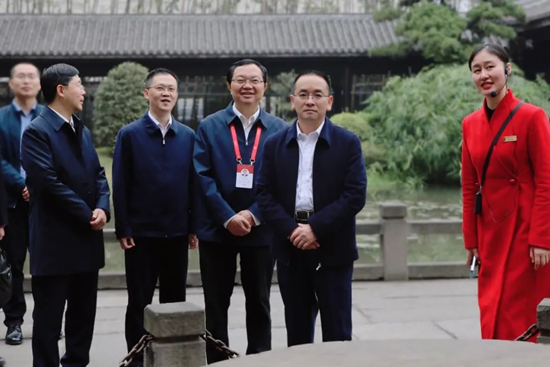 习酒董事长张德芹率队赴五粮液交流考察，共同促进行业新的发展