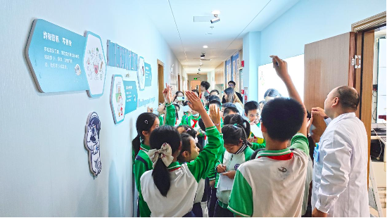 推动青少年近视防控科普教育 华厦眼科交出高分答卷
