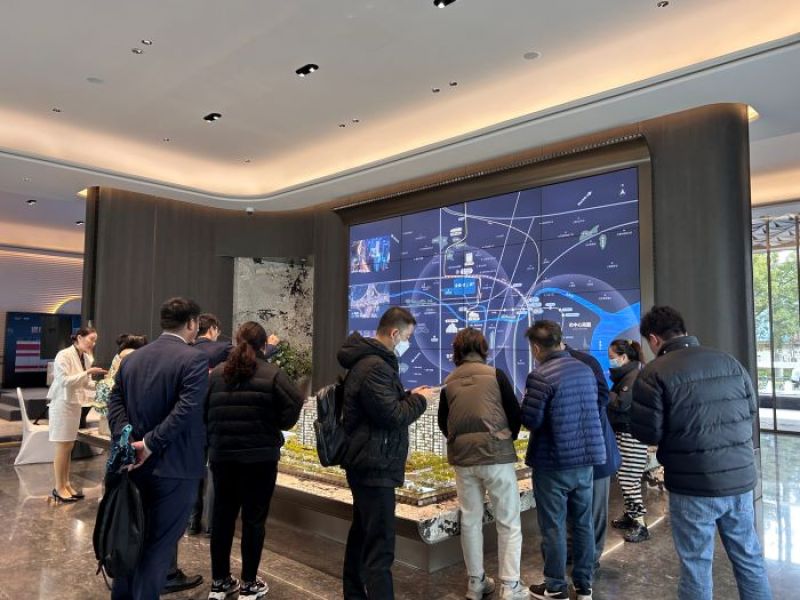 上海楼市“三箭齐发”，客户连夜赶赴售楼处，超30盘“24小时不打烊”，中介称“电话被打爆”