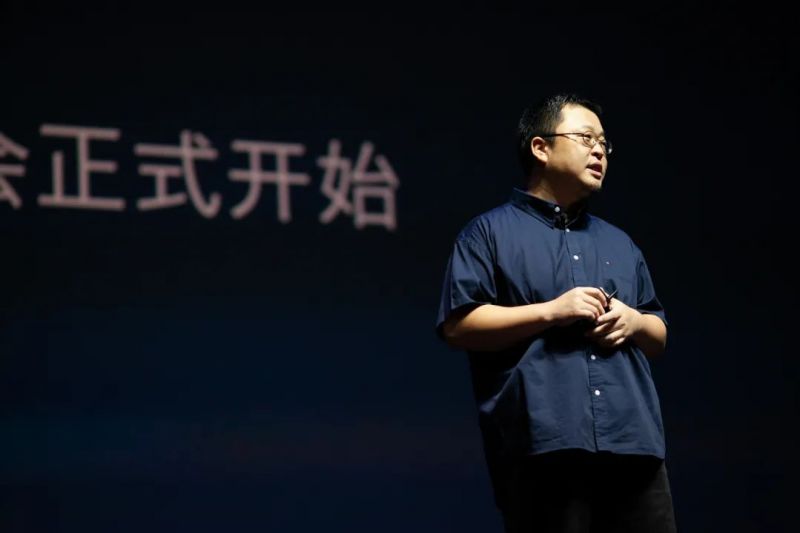 罗永浩插嘴东方甄选“内讧”，东方甄选复播，董宇辉粉丝突破2000万